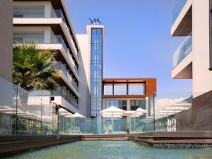 d'un bâtiment avec piscine dans l'établissement Mercure Larnaca Beach Resort, à Larnaka