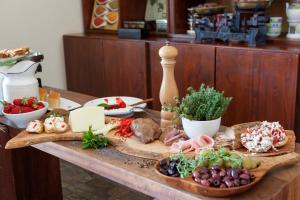 Une table avec un paquet de nourriture. dans l'établissement Byzantino Boutique Hotel, à Monemvasia