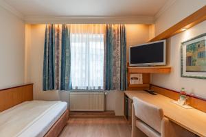 Кровать или кровати в номере Parkhotel Crombach