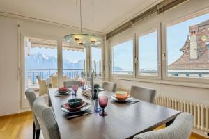 Mga inumin sa Alpine Stunning Apartment in Montreux by GuestLee