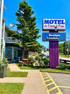 un cartello di un motel sul lato di una strada di Motel de l'Anse a l'Eau a Tadoussac