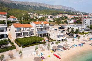 una vista aerea su una spiaggia e su edifici di Seaside Luxury Suites a Podstrana