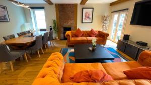 Телевизия и/или развлекателен център в The Coach House - Your luxury private Brighton getaway with private parking