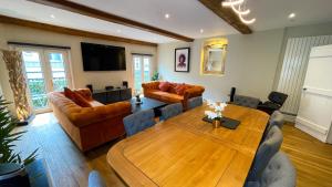 Телевизия и/или развлекателен център в The Coach House - Your luxury private Brighton getaway with private parking