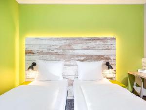 Giường trong phòng chung tại ibis Styles Stuttgart Vaihingen