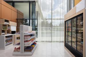 un couloir d'épicerie avec une grande paroi de verre dans l'établissement Hyatt Place Paris Charles de Gaulle Airport, à Roissy-en-France