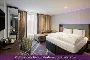 Кровать или кровати в номере Premier Inn Rosenheim City Lokhöfe