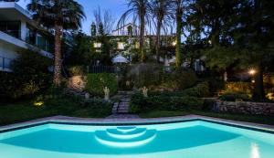 - une piscine dans la cour d'une maison dans l'établissement Casa Vela Boutique House, à Cascais