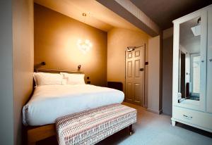 Krevet ili kreveti u jedinici u objektu ROOMS AT THE QUAYSIDE are stylish en-suite rooms on Poole Quay all fully refurbed for summer 2024