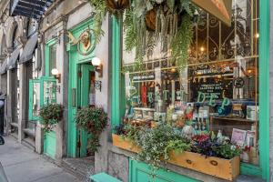 un negozio con porte verdi e fiori su una strada di Sonder Saint Paul a Montréal