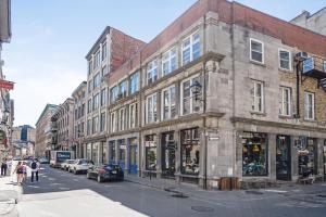 un edificio in una strada cittadina con auto parcheggiate di Sonder Saint Paul a Montréal