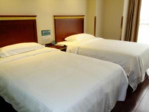 Uma cama ou camas num quarto em GreenTree Inn Guangdong Foshan Longjiang North Fenghua Road Express Hotel