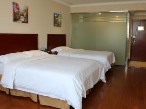 Uma cama ou camas num quarto em GreenTree Inn Guangdong Foshan Longjiang North Fenghua Road Express Hotel