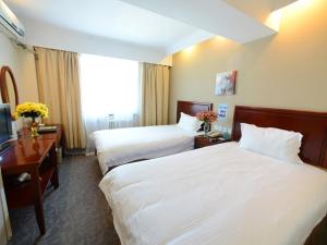 Uma cama ou camas num quarto em GreenTree Inn Guangdong Foshan Longjiang North Fenghua Road Express Hotel