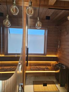 uma sauna com duas janelas num quarto em White Dunajec Sauna & Bubles em Biały Dunajec