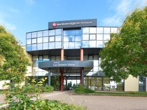 een gebouw met een bord met een groen uitzicht bij Best Western Plus Metz Technopole in Metz