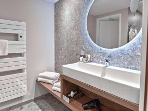 a bathroom with a sink and a mirror at Best Western Plus Metz Technopole in Metz