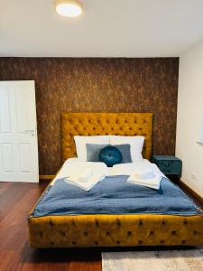 a bedroom with a large bed with two books on it at Charmantes Familiennest nähe Hamburg Arena & Airport in Halstenbek