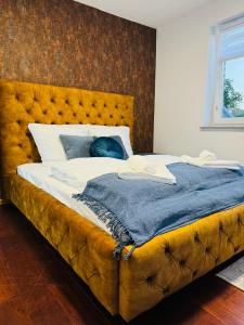 a large bed with a blue pillow on it at Charmantes Familiennest nähe Hamburg Arena & Airport in Halstenbek