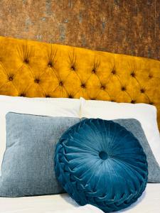 a blue pillow sitting on top of a bed at Charmantes Familiennest nähe Hamburg Arena & Airport in Halstenbek