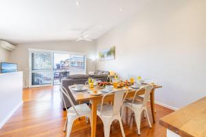 a kitchen and dining room with a table and chairs at Starfish Lodge, 2-1a Messines St - pet friendly, air con and Wi-Fi in Shoal Bay