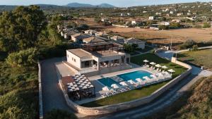 - une vue aérienne sur une villa avec une piscine dans l'établissement Niriides Luxury Villas, à Methoni