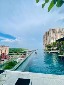 Urban Suites TWO Or THREE Bedroom Georgetown by ANC في Jelutong: اطلالة على النهر من شرفة المبنى