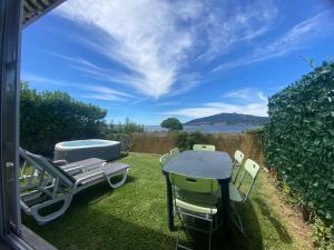 d'une terrasse avec une table et des chaises sur gazon. dans l'établissement Vistas do Minho, à Caminha