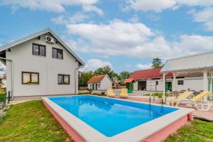 Hồ bơi trong/gần Green Oasis Estate with Private Pool and Backyard near Zagreb