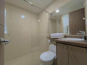 e bagno con doccia, servizi igienici e lavandino. di Hotel Prado 72 INN a Barranquilla