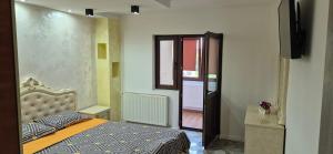 Un pat sau paturi într-o cameră la Apartament Roman