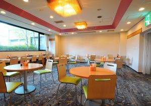 a restaurant with tables and chairs in a room at APA Hotel Kitakami Ekinishi in Kitakami