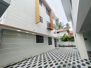 Cette maison dispose d'un garage et de carrelage. dans l'établissement West Darshan Apartments and Villas, à Trivandrum