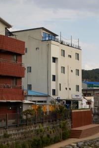 Gedung tempat guest house berlokasi