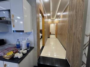 Dapur atau dapur kecil di 2 bedroom furnished apartment Cedar Hills, Murree