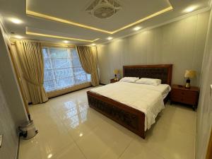 Katil atau katil-katil dalam bilik di 2 bedroom furnished apartment Cedar Hills, Murree