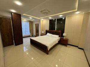 Katil atau katil-katil dalam bilik di 2 bedroom furnished apartment Cedar Hills, Murree