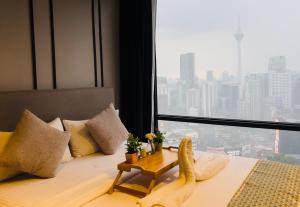 um quarto com uma cama e vista para a cidade em Axon Residence KLCC - KL HOME em Kuala Lumpur