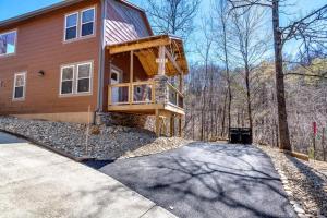 een huis met een terras aan de zijkant bij Dancing Bear Cabin- Relax & Enjoy! in Sevierville