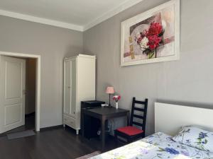 1 dormitorio con 1 cama y escritorio con mesa en Apartments Oschatz, en Oschatz