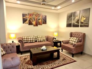 Ruang duduk di Executive 3 Bedrooms Apartment In Bahria Town