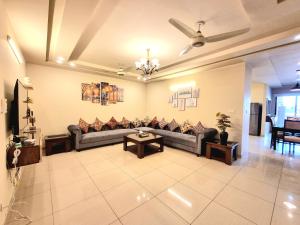 Ruang duduk di Executive 3 Bedrooms Apartment In Bahria Town