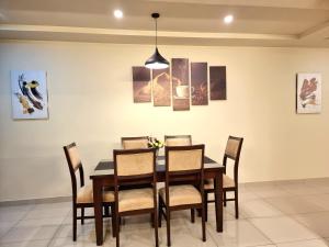 Ruang duduk di Executive 3 Bedrooms Apartment In Bahria Town