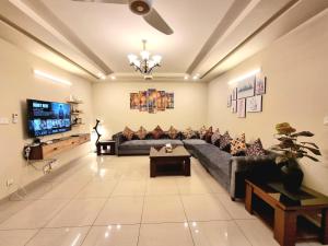 Televisyen dan/atau pusat hiburan di Executive 3 Bedrooms Apartment In Bahria Town