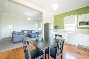 cocina y sala de estar con mesa y sillas en Victoria Street Apartments, en Grafton