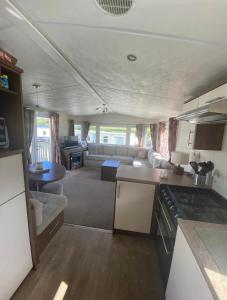 Dapur atau dapur kecil di Modern 2017 model Delta Sienna static caravan in Clarach Bay