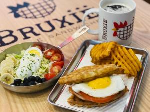 un piatto di cibo con un panino per la colazione e una tazza di caffè di SurfResort INN-The City YangYang a Yangyang