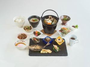 una mesa con un montón de diferentes tipos de comida en HOTEL HOLISTIC RESORT - Vacation STAY 34549v, en Taiji