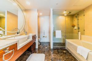 ein Badezimmer mit einem Waschbecken, einer Badewanne und einer Dusche in der Unterkunft Crowne Plaza City Center Ningbo, an IHG Hotel - Near Ningbo Railway Station in Ningbo