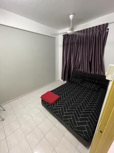 Voodi või voodid majutusasutuse Peaceful Pines 4 ROOMS FULL AC & NETFLIX by EZYROOM MELAKA toas